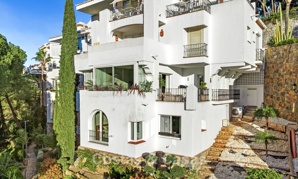 Apartamento dúplex renovado, listo para entrar a vivir, en venta con vistas a los campos de golf en La Quinta, Marbella - Benahavís 790497
