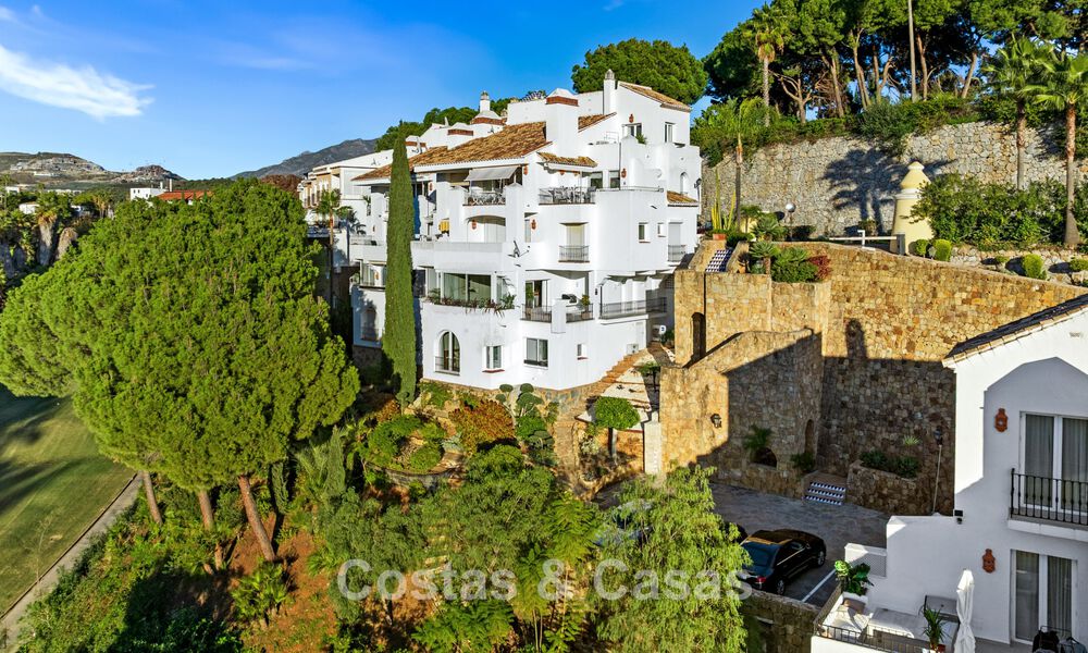 Apartamento dúplex renovado, listo para entrar a vivir, en venta con vistas a los campos de golf en La Quinta, Marbella - Benahavís 790501