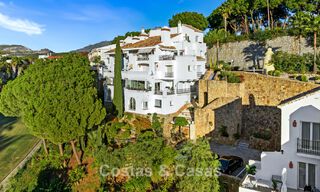 Apartamento dúplex renovado, listo para entrar a vivir, en venta con vistas a los campos de golf en La Quinta, Marbella - Benahavís 790501 