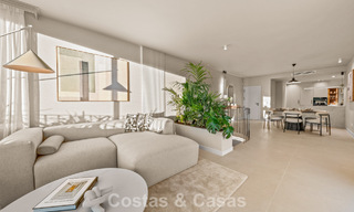 Apartamento dúplex renovado, listo para entrar a vivir, en venta con vistas a los campos de golf en La Quinta, Marbella - Benahavís 790503 