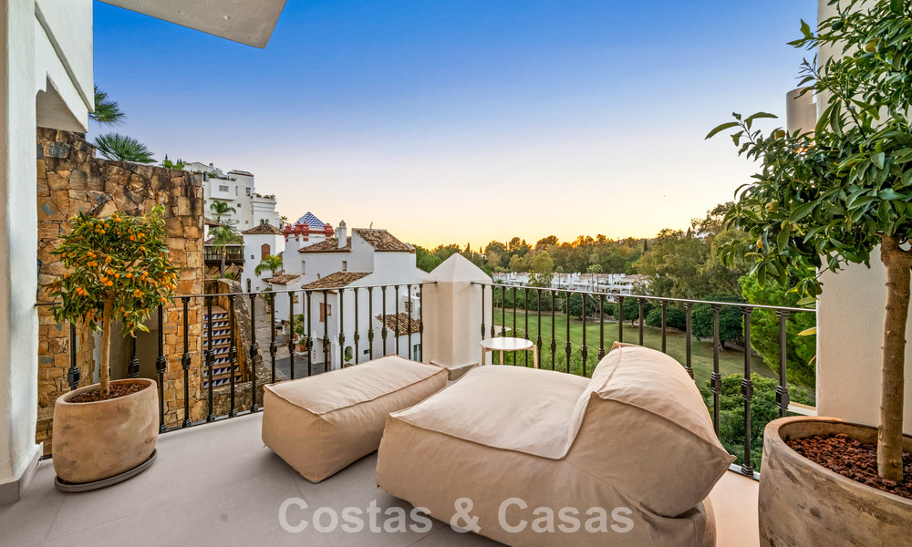Apartamento dúplex renovado, listo para entrar a vivir, en venta con vistas a los campos de golf en La Quinta, Marbella - Benahavís 790504