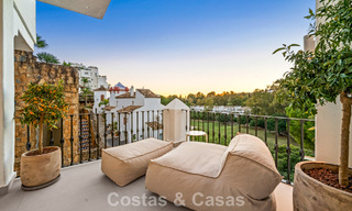 Apartamento dúplex renovado, listo para entrar a vivir, en venta con vistas a los campos de golf en La Quinta, Marbella - Benahavís 790504 