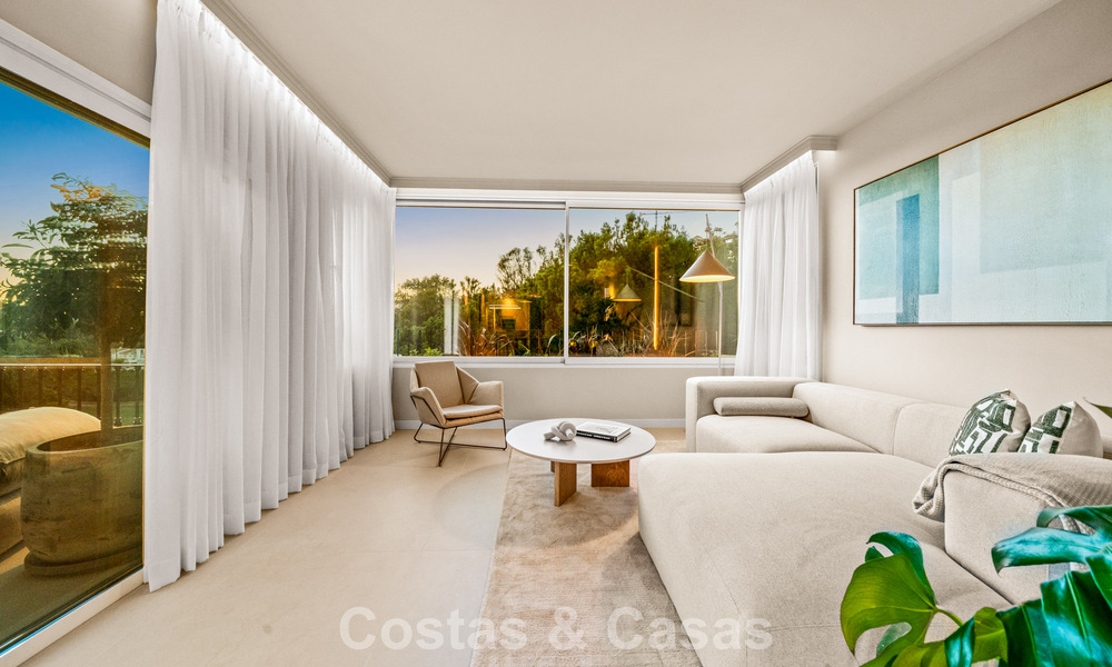 Apartamento dúplex renovado, listo para entrar a vivir, en venta con vistas a los campos de golf en La Quinta, Marbella - Benahavís 790507