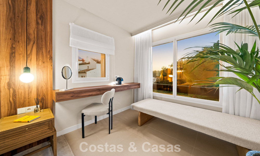 Apartamento dúplex renovado, listo para entrar a vivir, en venta con vistas a los campos de golf en La Quinta, Marbella - Benahavís 790511