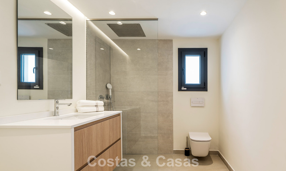 Villa de estilo mediterráneo moderno en venta a pocos minutos a pie de la playa y del centro de San Pedro, Marbella 790558