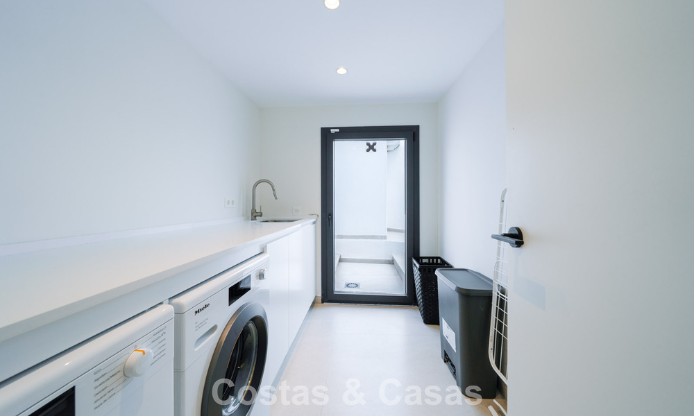 Villa de estilo mediterráneo moderno en venta a pocos minutos a pie de la playa y del centro de San Pedro, Marbella 790574