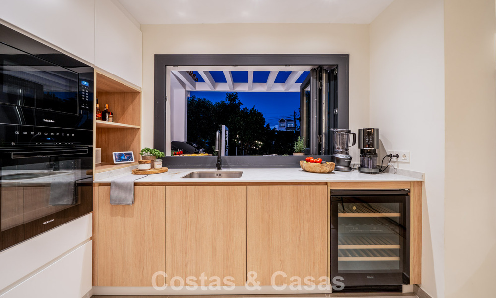 Villa de estilo mediterráneo moderno en venta a pocos minutos a pie de la playa y del centro de San Pedro, Marbella 790580