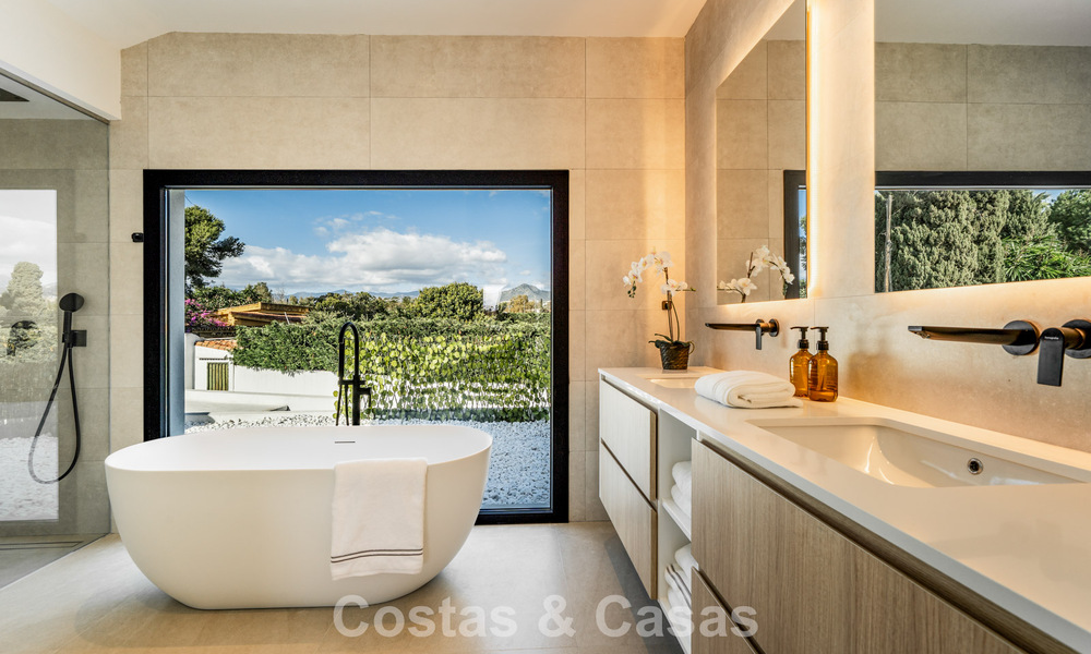 Villa de estilo mediterráneo moderno en venta a pocos minutos a pie de la playa y del centro de San Pedro, Marbella 790581