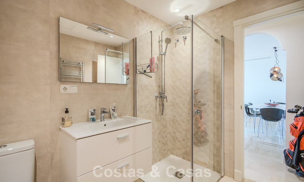 Apartamento de lujo en venta en un complejo resort de primera clase en Nueva Andalucía, Marbella 790307