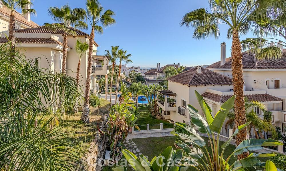 Apartamento de lujo en venta en un complejo resort de primera clase en Nueva Andalucía, Marbella 790316