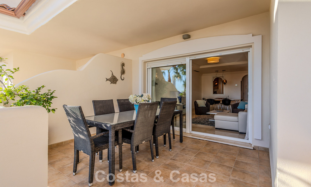 Apartamento de lujo en venta en un complejo resort de primera clase en Nueva Andalucía, Marbella 790317