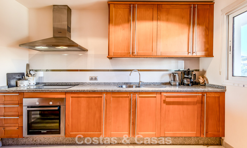 Apartamento de lujo en venta en un complejo resort de primera clase en Nueva Andalucía, Marbella 790320