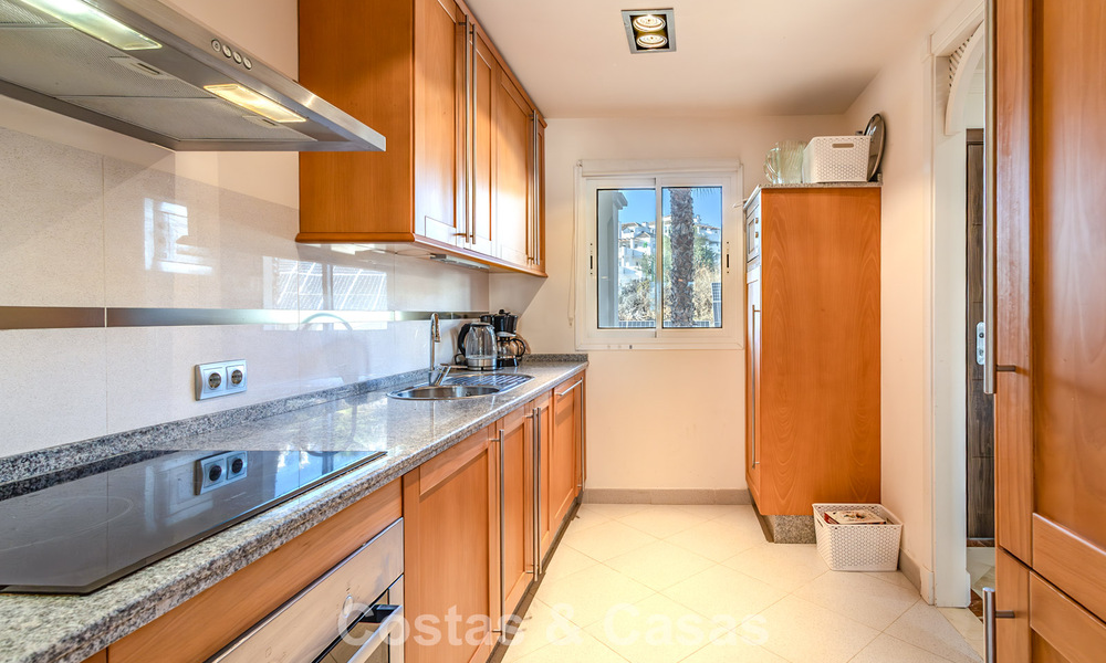 Apartamento de lujo en venta en un complejo resort de primera clase en Nueva Andalucía, Marbella 790321