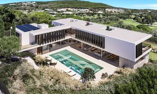 Villa de diseño arquitectónico en venta, en primera línea de golf, en una exclusiva urbanización privada en Sotogrande, Costa del Sol 790766 