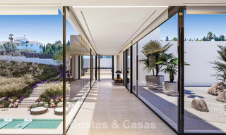 Villa de diseño arquitectónico en venta, en primera línea de golf, en una exclusiva urbanización privada en Sotogrande, Costa del Sol 790779 