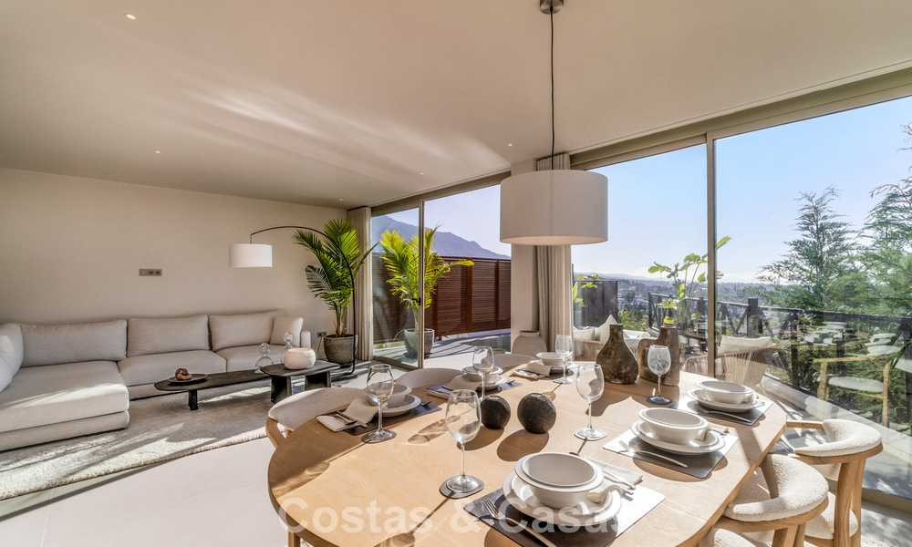 Apartamento de 3 dormitorios renovado de estilo moderno en venta con piscina y vistas al mar en Nueva Andalucía, Marbella 790783