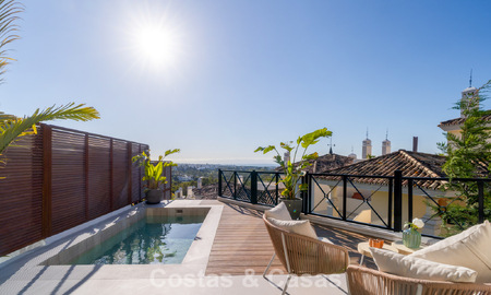 Apartamento de 3 dormitorios renovado de estilo moderno en venta con piscina y vistas al mar en Nueva Andalucía, Marbella 790784