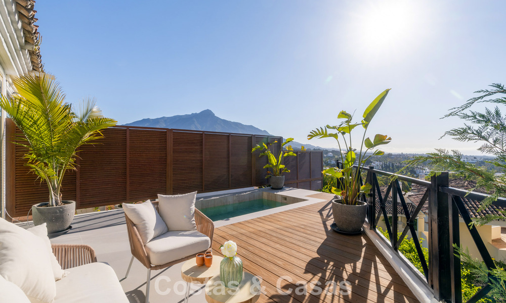 Apartamento de 3 dormitorios renovado de estilo moderno en venta con piscina y vistas al mar en Nueva Andalucía, Marbella 790785