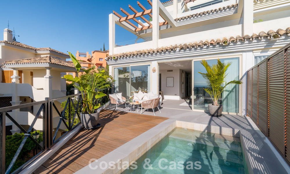 Apartamento de 3 dormitorios renovado de estilo moderno en venta con piscina y vistas al mar en Nueva Andalucía, Marbella 790786