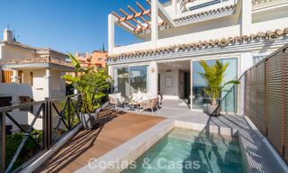 Apartamento de 3 dormitorios renovado de estilo moderno en venta con piscina y vistas al mar en Nueva Andalucía, Marbella 790786 