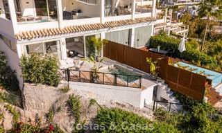 Apartamento de 3 dormitorios renovado de estilo moderno en venta con piscina y vistas al mar en Nueva Andalucía, Marbella 790788 