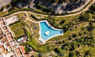 Apartamento de 3 dormitorios renovado de estilo moderno en venta con piscina y vistas al mar en Nueva Andalucía, Marbella 790790 