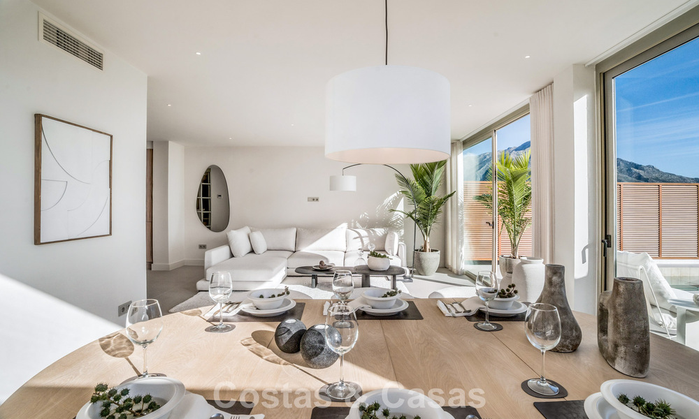 Apartamento de 3 dormitorios renovado de estilo moderno en venta con piscina y vistas al mar en Nueva Andalucía, Marbella 790791