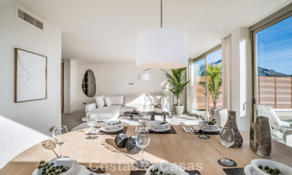 Apartamento de 3 dormitorios renovado de estilo moderno en venta con piscina y vistas al mar en Nueva Andalucía, Marbella 790791 