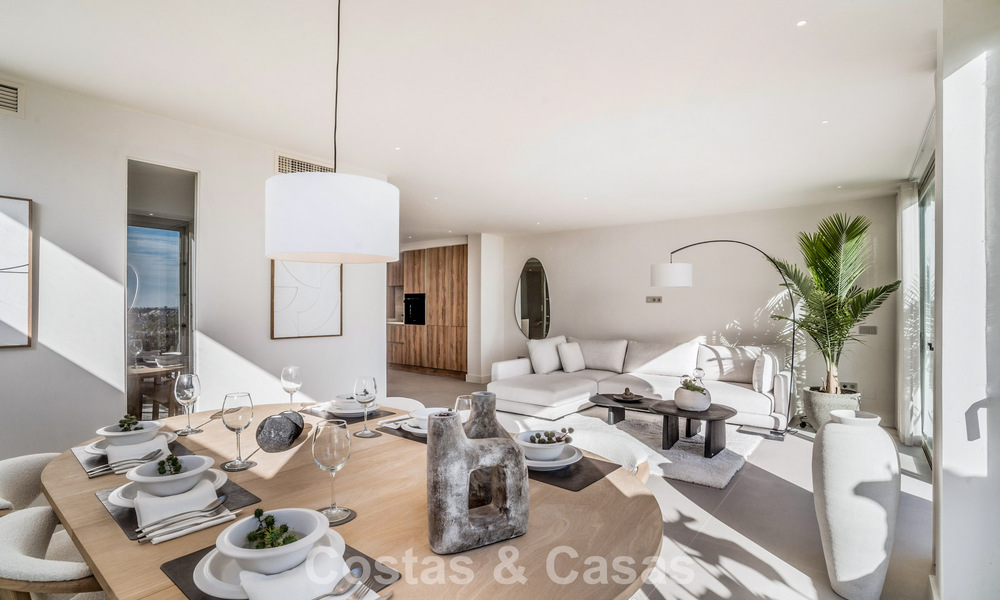 Apartamento de 3 dormitorios renovado de estilo moderno en venta con piscina y vistas al mar en Nueva Andalucía, Marbella 790792