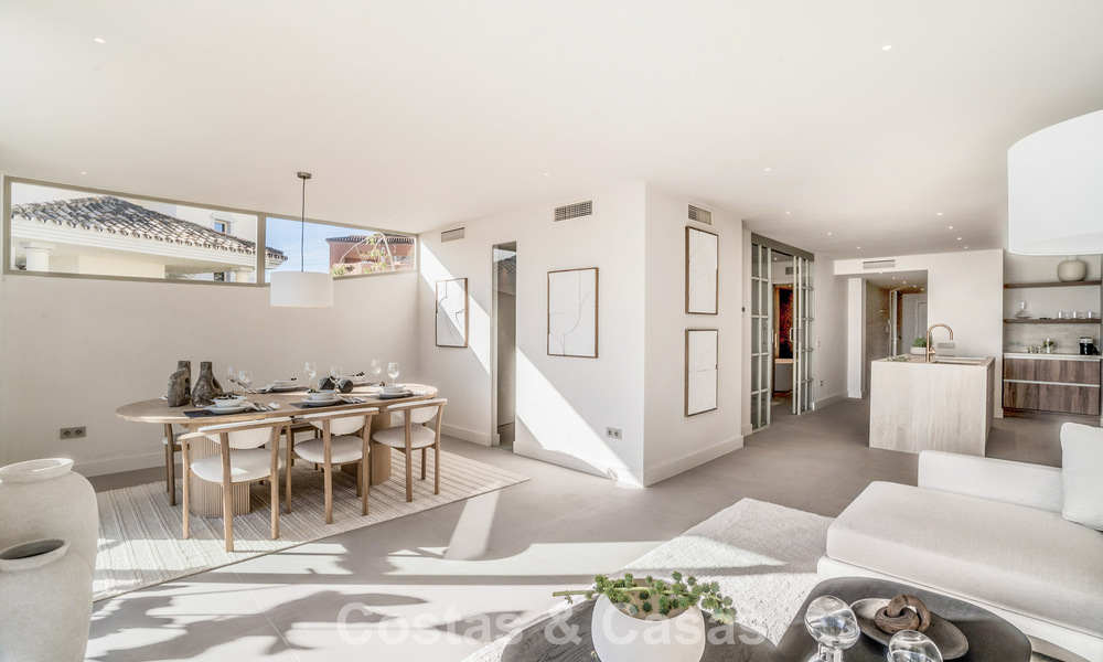Apartamento de 3 dormitorios renovado de estilo moderno en venta con piscina y vistas al mar en Nueva Andalucía, Marbella 790794