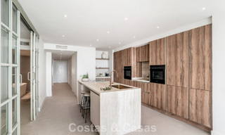 Apartamento de 3 dormitorios renovado de estilo moderno en venta con piscina y vistas al mar en Nueva Andalucía, Marbella 790796 