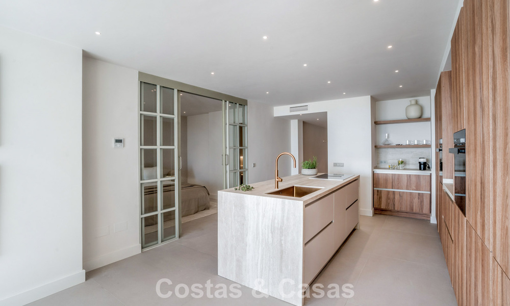 Apartamento de 3 dormitorios renovado de estilo moderno en venta con piscina y vistas al mar en Nueva Andalucía, Marbella 790797