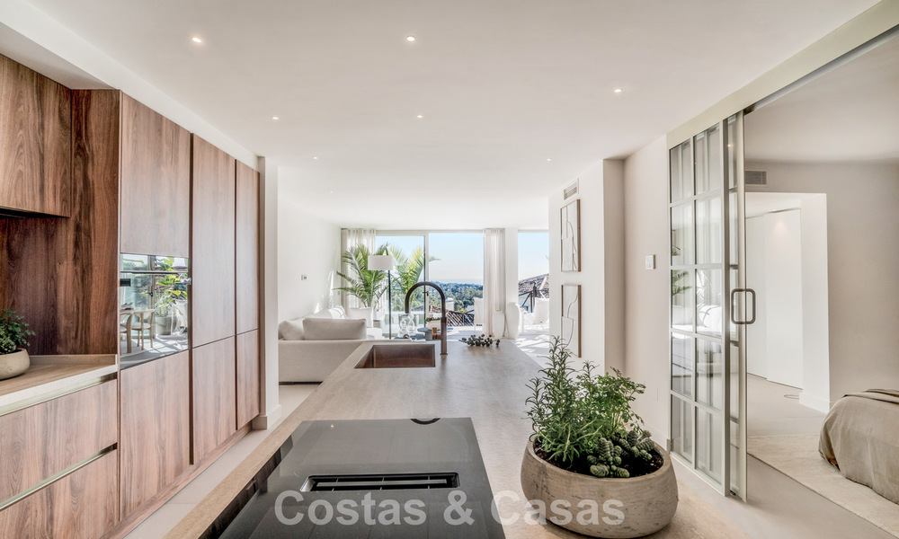 Apartamento de 3 dormitorios renovado de estilo moderno en venta con piscina y vistas al mar en Nueva Andalucía, Marbella 790799