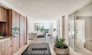 Apartamento de 3 dormitorios renovado de estilo moderno en venta con piscina y vistas al mar en Nueva Andalucía, Marbella 790799 