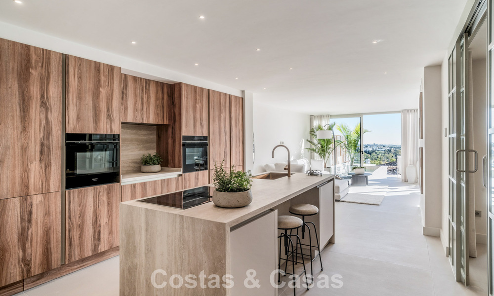 Apartamento de 3 dormitorios renovado de estilo moderno en venta con piscina y vistas al mar en Nueva Andalucía, Marbella 790800