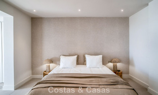 Apartamento de 3 dormitorios renovado de estilo moderno en venta con piscina y vistas al mar en Nueva Andalucía, Marbella 790801 