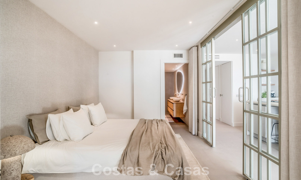 Apartamento de 3 dormitorios renovado de estilo moderno en venta con piscina y vistas al mar en Nueva Andalucía, Marbella 790802