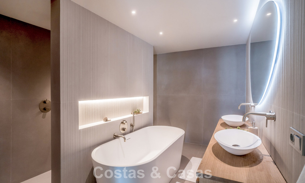 Apartamento de 3 dormitorios renovado de estilo moderno en venta con piscina y vistas al mar en Nueva Andalucía, Marbella 790804