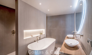 Apartamento de 3 dormitorios renovado de estilo moderno en venta con piscina y vistas al mar en Nueva Andalucía, Marbella 790804 