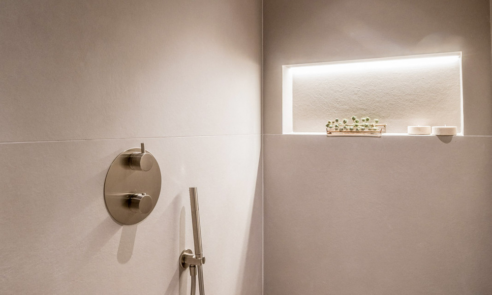 Apartamento de 3 dormitorios renovado de estilo moderno en venta con piscina y vistas al mar en Nueva Andalucía, Marbella 790805