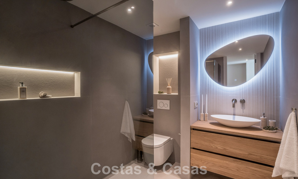 Apartamento de 3 dormitorios renovado de estilo moderno en venta con piscina y vistas al mar en Nueva Andalucía, Marbella 790806