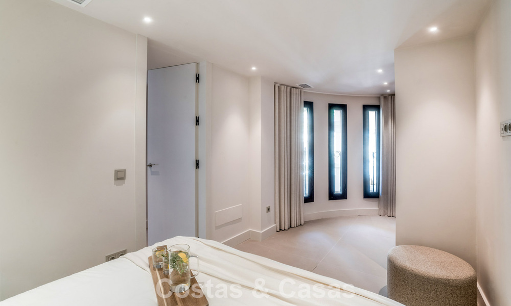 Apartamento de 3 dormitorios renovado de estilo moderno en venta con piscina y vistas al mar en Nueva Andalucía, Marbella 790807