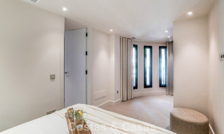 Apartamento de 3 dormitorios renovado de estilo moderno en venta con piscina y vistas al mar en Nueva Andalucía, Marbella 790807 