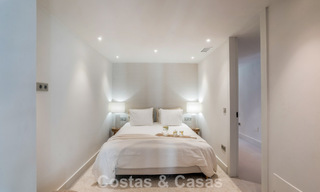 Apartamento de 3 dormitorios renovado de estilo moderno en venta con piscina y vistas al mar en Nueva Andalucía, Marbella 790808 