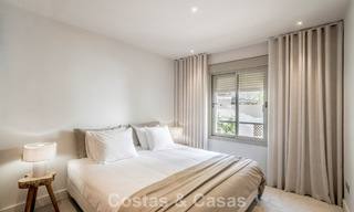 Apartamento de 3 dormitorios renovado de estilo moderno en venta con piscina y vistas al mar en Nueva Andalucía, Marbella 790809 