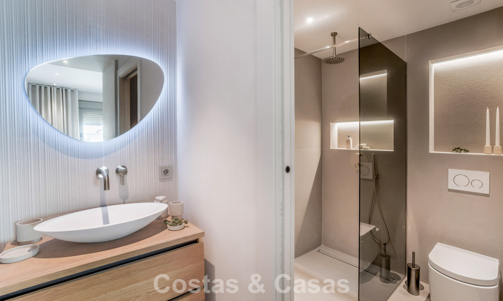 Apartamento de 3 dormitorios renovado de estilo moderno en venta con piscina y vistas al mar en Nueva Andalucía, Marbella 790810