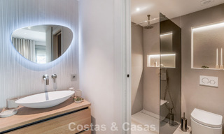 Apartamento de 3 dormitorios renovado de estilo moderno en venta con piscina y vistas al mar en Nueva Andalucía, Marbella 790810 