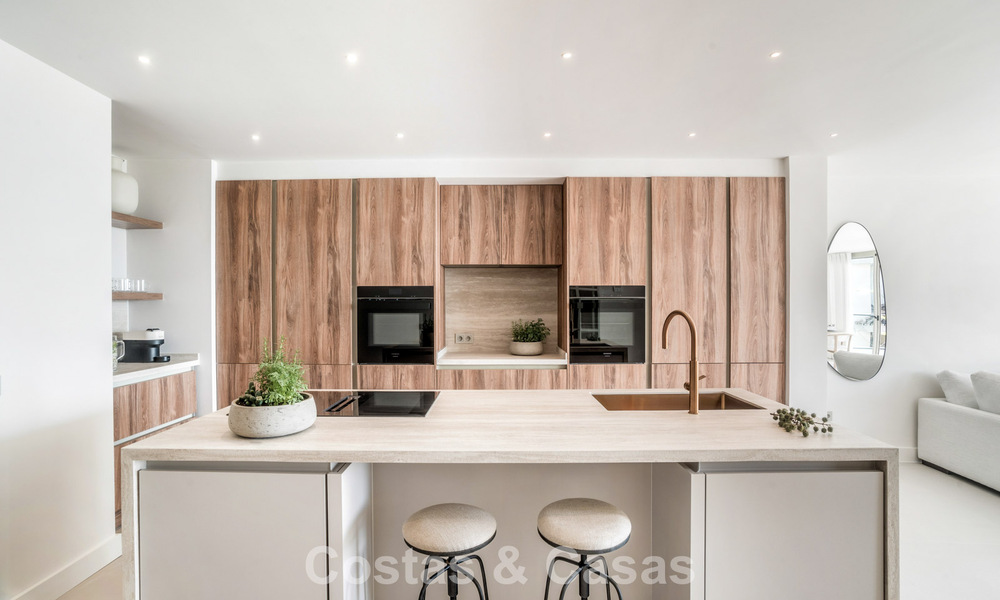 Apartamento de 3 dormitorios renovado de estilo moderno en venta con piscina y vistas al mar en Nueva Andalucía, Marbella 790811