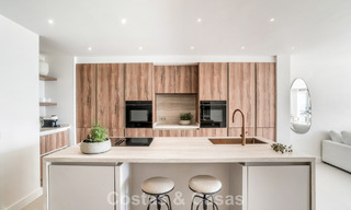 Apartamento de 3 dormitorios renovado de estilo moderno en venta con piscina y vistas al mar en Nueva Andalucía, Marbella 790811 