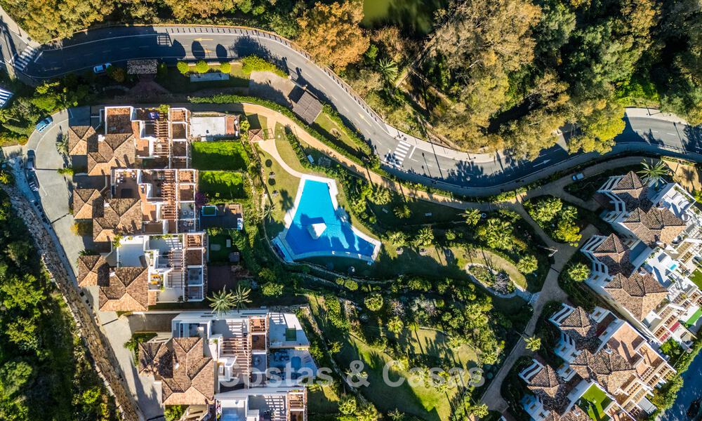 Apartamento de 3 dormitorios renovado de estilo moderno en venta con piscina y vistas al mar en Nueva Andalucía, Marbella 790812